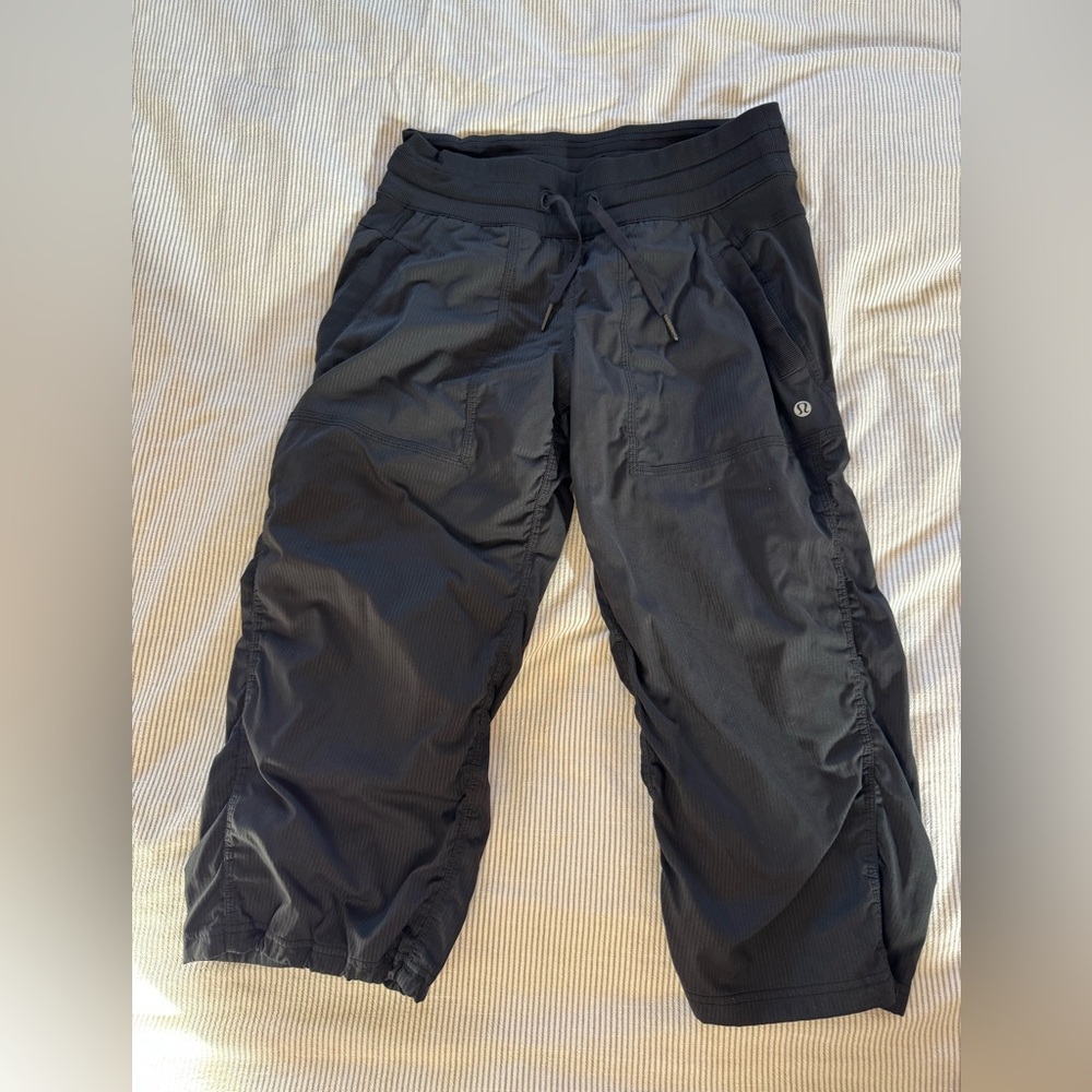 LULULEMON STUDIO CROP/ SIZE 6/ Black/ Unlined